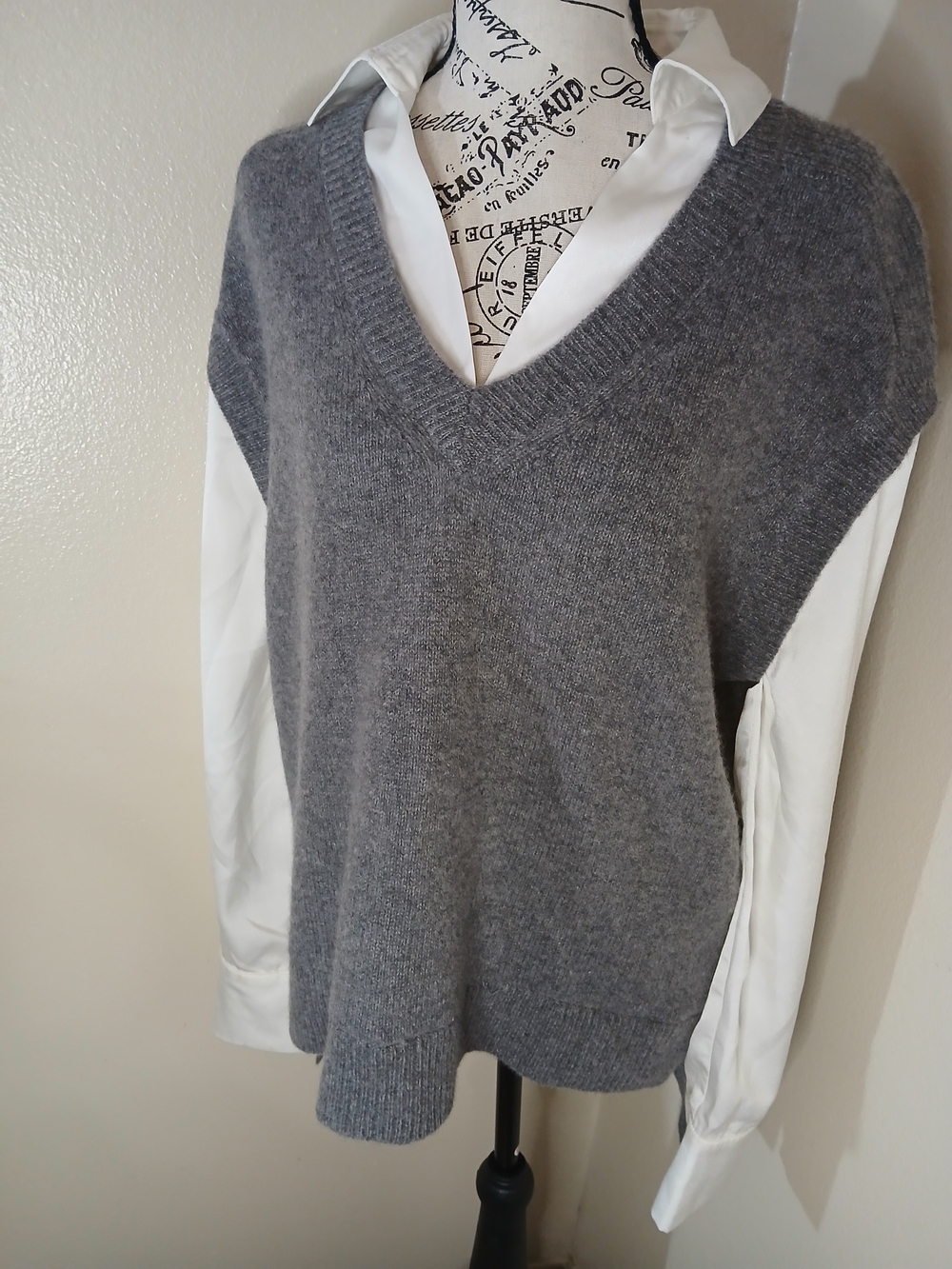 Magaschoni Gray V-Neck Sleeveless Sweater Vest 100% Cashmmere